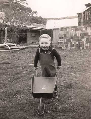 Brenton HANDKE pushing his wheel barrow