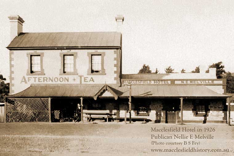 Maccy Hotel 1926 with two chimneys